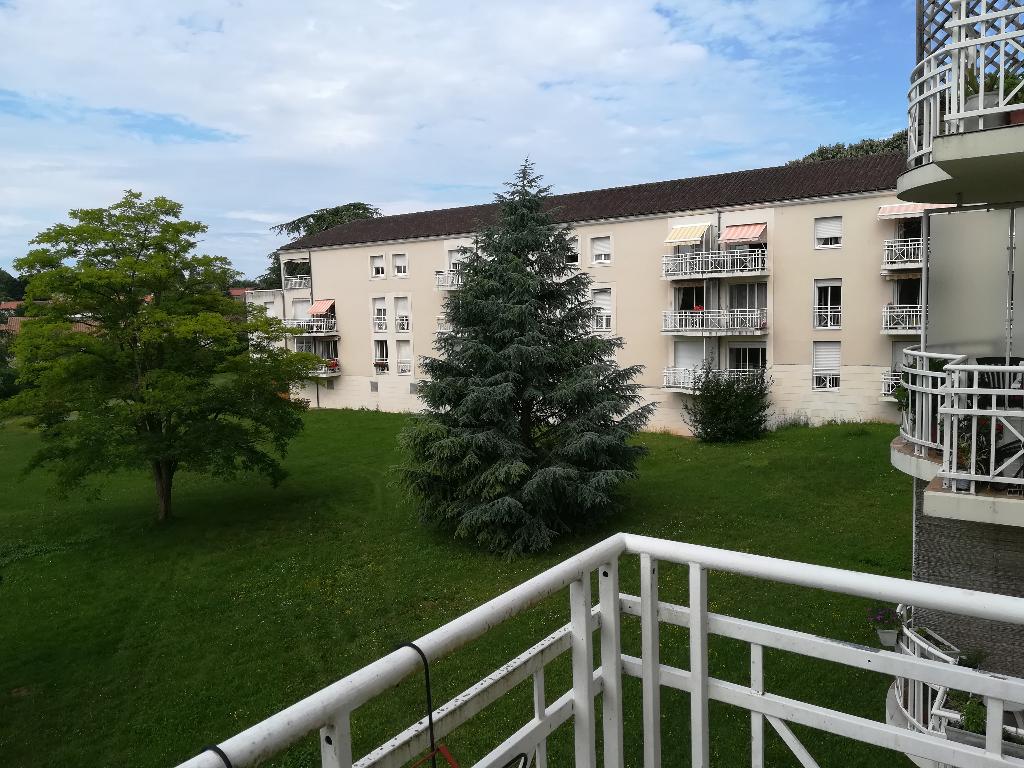 SAINT-BENOIT BEL APPARTEMENT DE TYPE 2 DANS UNE RÉSIDENCE CALME ET TRÈS BIEN SITUÉE SAINT-BENOIT BEL APPARTEMENT DE TYPE 2 DANS UNE RÉSIDENCE CALME ET TRÈS BIEN SITUÉE