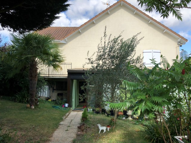 POITIERS BELLE MAISON DE 225m² AVEC 6 CHAMBRES ET UN TRÈS BEAU JARDIN DE 1100 M2 PROCHE DE TOUTES COMMODITÉS POITIERS BELLE MAISON DE 225m² AVEC 6 CHAMBRES ET UN TRÈS BEAU JARDIN DE 1100 M2 PROCHE DE TOUTES COMMODITÉS