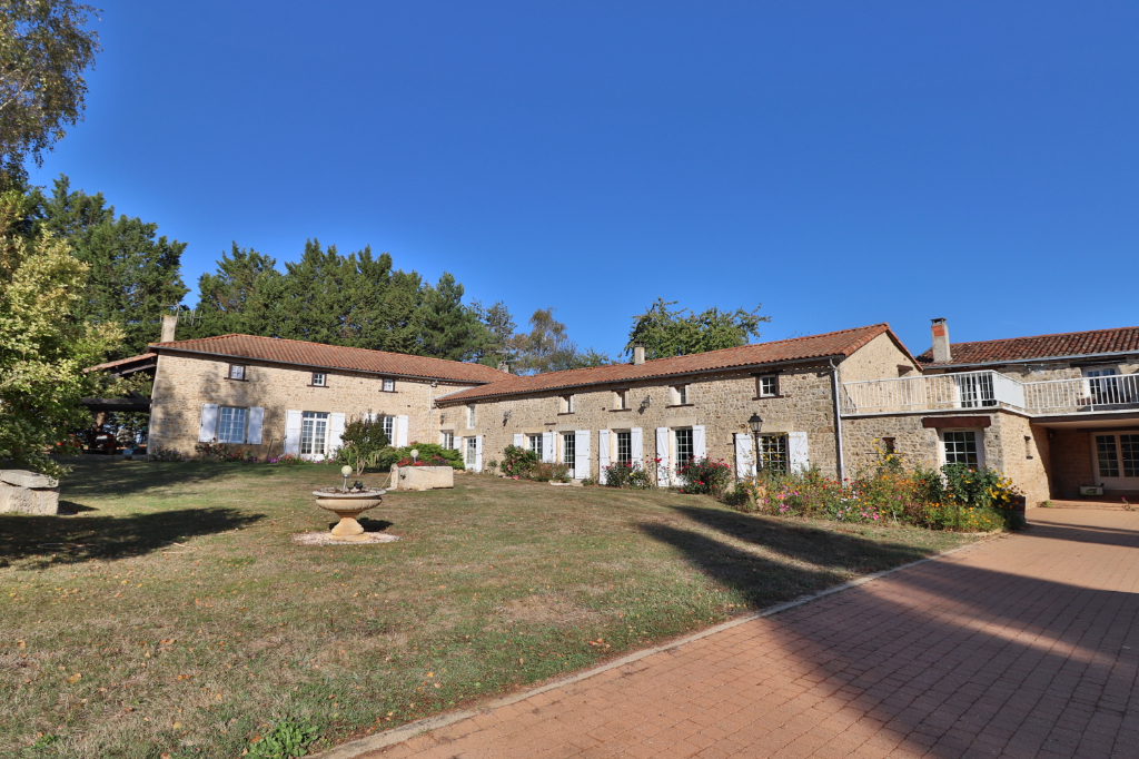 PROCHE POITIERS RARE MAGNIFIQUE DEMEURE DE 369m² DANS UN BEAU DOMAINE PROCHE POITIERS RARE MAGNIFIQUE DEMEURE DE 369m² DANS UN BEAU DOMAINE