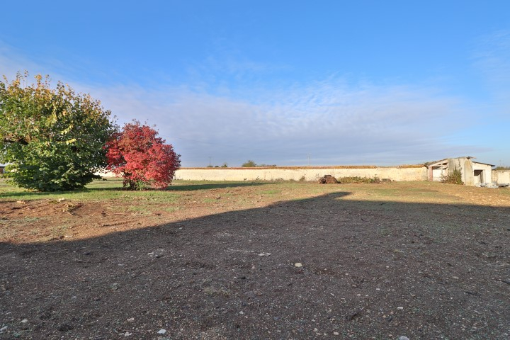 NEUVILLE DE POITOU - TERRAIN CONSTRUCTIBLE VIABILISE DE 900 m2 AU CALME NEUVILLE DE POITOU - TERRAIN CONSTRUCTIBLE VIABILISE DE 900 m2 AU CALME
