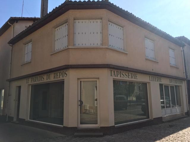 VOUILLE INVESTISSEUR OU PARTICULIER MAISON EN C?UR DE BOURG DE 144 M2 ET LOCAL D'ACTIVITE D'ENVIRON 144 M2 VOUILLE INVESTISSEUR OU PARTICULIER MAISON EN C?UR DE BOURG DE 144 M2 ET LOCAL D'ACTIVITE D'ENVIRON 144 M2