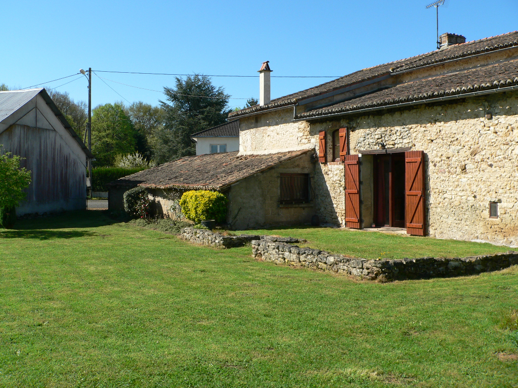 MAISON EN PIERRE DE 140 M² A 25 MINUTES DE POITIERS MAISON EN PIERRE DE 140 M² A 25 MINUTES DE POITIERS