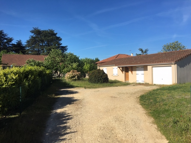 VOUILLE PLAIN-PIED 90 M2 3 CHAMBRES SUR 900 M2 TERRAIN VOUILLE PLAIN-PIED 90 M2 3 CHAMBRES SUR 900 M2 TERRAIN