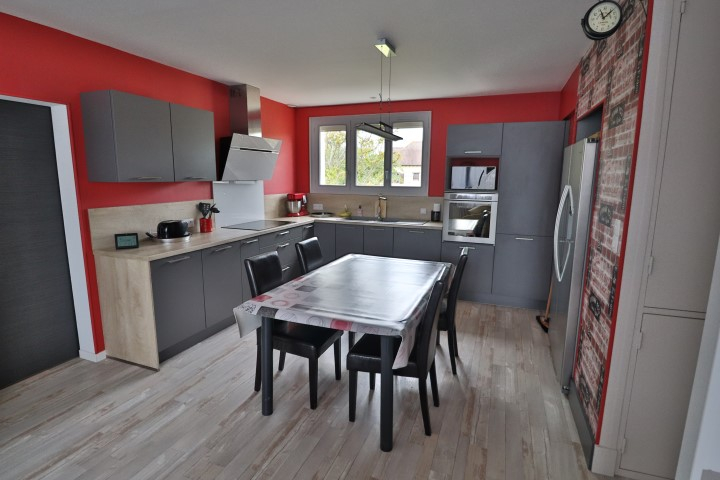 CHASSENEUIL DU POITOU - PROCHE DES COMMODITÉS - MAISON DE 140m² CHASSENEUIL DU POITOU - PROCHE DES COMMODITÉS - MAISON DE 140m²