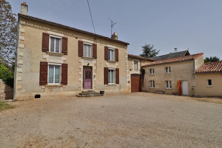 MIGNE-AUXANCES MAISON ANCIENNE RÉNOVÉE PROCHE DES COMMODITÉS 4 CHAMBRES BEAUX VOLUMES GRAND TERRAIN MIGNE-AUXANCES MAISON ANCIENNE RÉNOVÉE PROCHE DES COMMODITÉS 4 CHAMBRES BEAUX VOLUMES GRAND TERRAIN