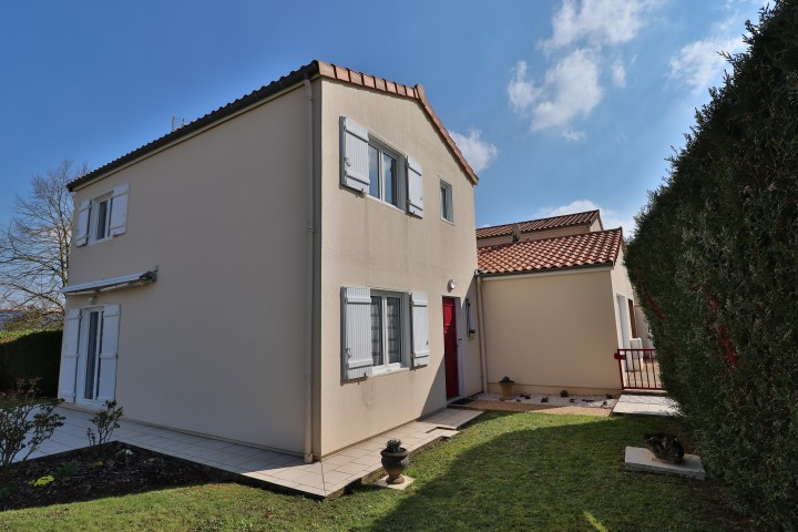 NOUAILLE-MAUPERTUIS MAISON 3 CHAMBRES DE 1987 PROCHE DE TOUTES LES COMMODITÉS-EXCLUSIVITÉ AGENCE NOUAILLE-MAUPERTUIS MAISON 3 CHAMBRES DE 1987 PROCHE DE TOUTES LES COMMODITÉS-EXCLUSIVITÉ AGENCE