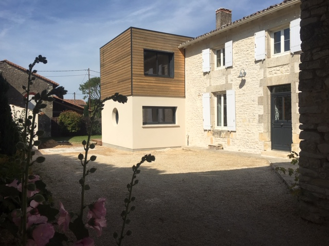 PROCHE NEUVILLE DE POITOU MAISON EN PIERRES DE1900 4 CHAMBRES 180 M2 HABITABLES SUR 441 M2 de TERRAIN PROCHE NEUVILLE DE POITOU MAISON EN PIERRES DE1900 4 CHAMBRES 180 M2 HABITABLES SUR 441 M2 de TERRAIN