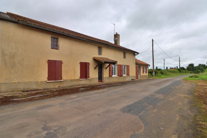 LATILLE - MAISON EN PIERRE DE 310m² - FORT POTENTIEL LATILLE - MAISON EN PIERRE DE 310m² - FORT POTENTIEL