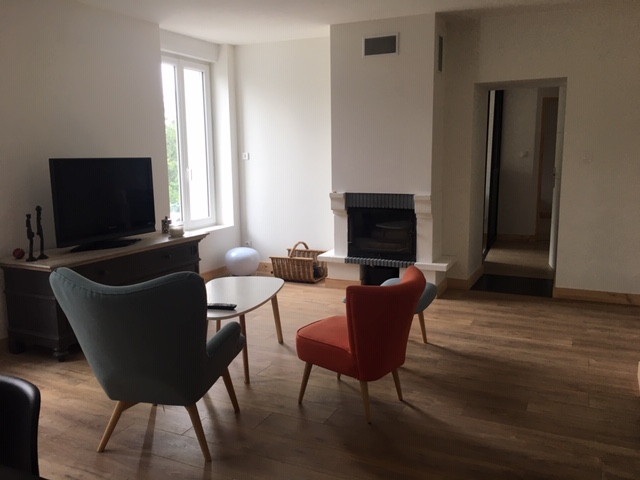 POITIERS IMMEUBLE DE RAPPORTS comprenant un Type 4 refait à neuf et 2 Types 2 dont 1 refait à neuf POITIERS IMMEUBLE DE RAPPORTS comprenant un Type 4 refait à neuf et 2 Types 2 dont 1 refait à neuf