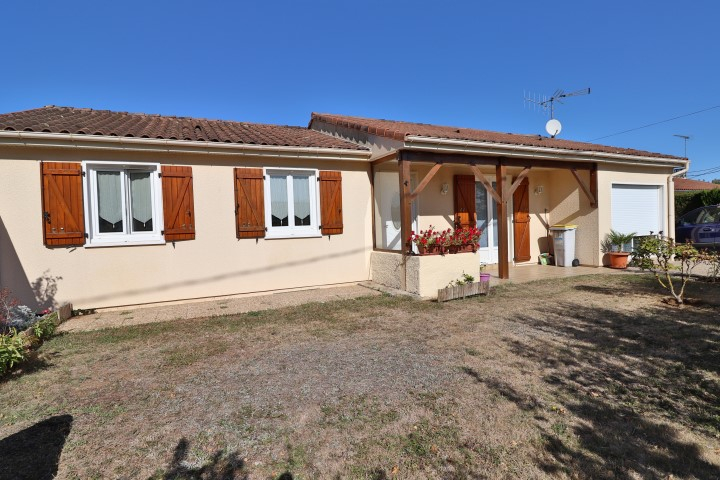 VOUNEUIL-SOUS-BIARD DÉCOUVREZ CETTE NOUVEAUTÉ EN EXCLUSIVITÉ MAISON DE PLAIN-PIED DE 107 m² 4 CHAMBRES 698 m2 DE TERRAIN PROCHE ECOLES ET COMMERCES VOUNEUIL-SOUS-BIARD DÉCOUVREZ CETTE NOUVEAUTÉ EN EXCLUSIVITÉ MAISON DE PLAIN-PIED DE 107 m² 4 CHAMBRES 698 m2 DE TERRAIN PROCHE ECOLES ET COMMERCES