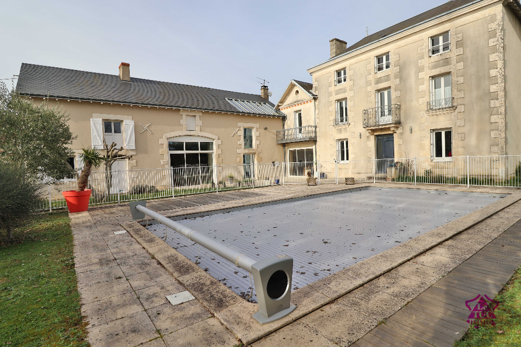 MAISON DE MAÎTRE -GRANDS VOLUMES ET CHARME PROCHE CENTRE-VILLE DE POITIERS AVEC PISCINE ET DÉPENDANCES MAISON DE MAÎTRE -GRANDS VOLUMES ET CHARME PROCHE CENTRE-VILLE DE POITIERS AVEC PISCINE ET DÉPENDANCES