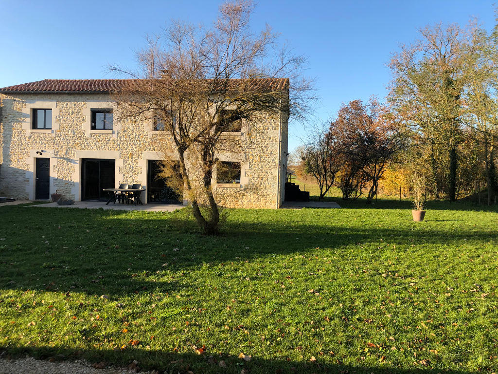PROCHE DE NEUVILLE MAGNIFIQUE MAISON EN PIERRE RÉNOVÉE EN 2015 SYLE CONTEMPORAIN PROCHE DE NEUVILLE MAGNIFIQUE MAISON EN PIERRE RÉNOVÉE EN 2015 SYLE CONTEMPORAIN