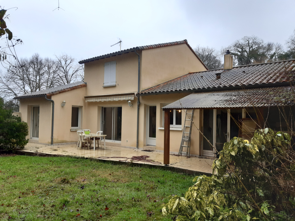 SAINT-BENOIT AU C?UR DU BOURG BELLE MAISON DE 1995 DE 125 m² 4 CHAMBRES 560 m2 DE TERRAIN PROCHE ECOLES ET COMMERCES SAINT-BENOIT AU C?UR DU BOURG BELLE MAISON DE 1995 DE 125 m² 4 CHAMBRES 560 m2 DE TERRAIN PROCHE ECOLES ET COMMERCES