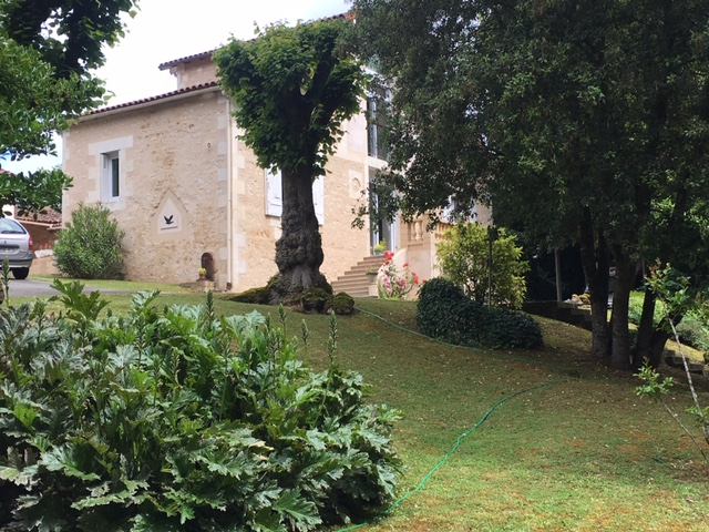 MIGNE-AUXANCES MAISON DE STYLE BELLE EPOQUE D'ENVIRON 159 M2 SUR PLUS DE 4000 M2 DE PARC CLOS ET ARBORE. MIGNE-AUXANCES MAISON DE STYLE BELLE EPOQUE D'ENVIRON 159 M2 SUR PLUS DE 4000 M2 DE PARC CLOS ET ARBORE.