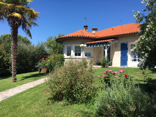 CHALANDRAY BELLE MAISON AVEC PISCINE 3 CHAMBRES 118 M2 SUR UN TERRAIN CLOS ET ARBORE DE 1300M2 CHALANDRAY BELLE MAISON AVEC PISCINE 3 CHAMBRES 118 M2 SUR UN TERRAIN CLOS ET ARBORE DE 1300M2