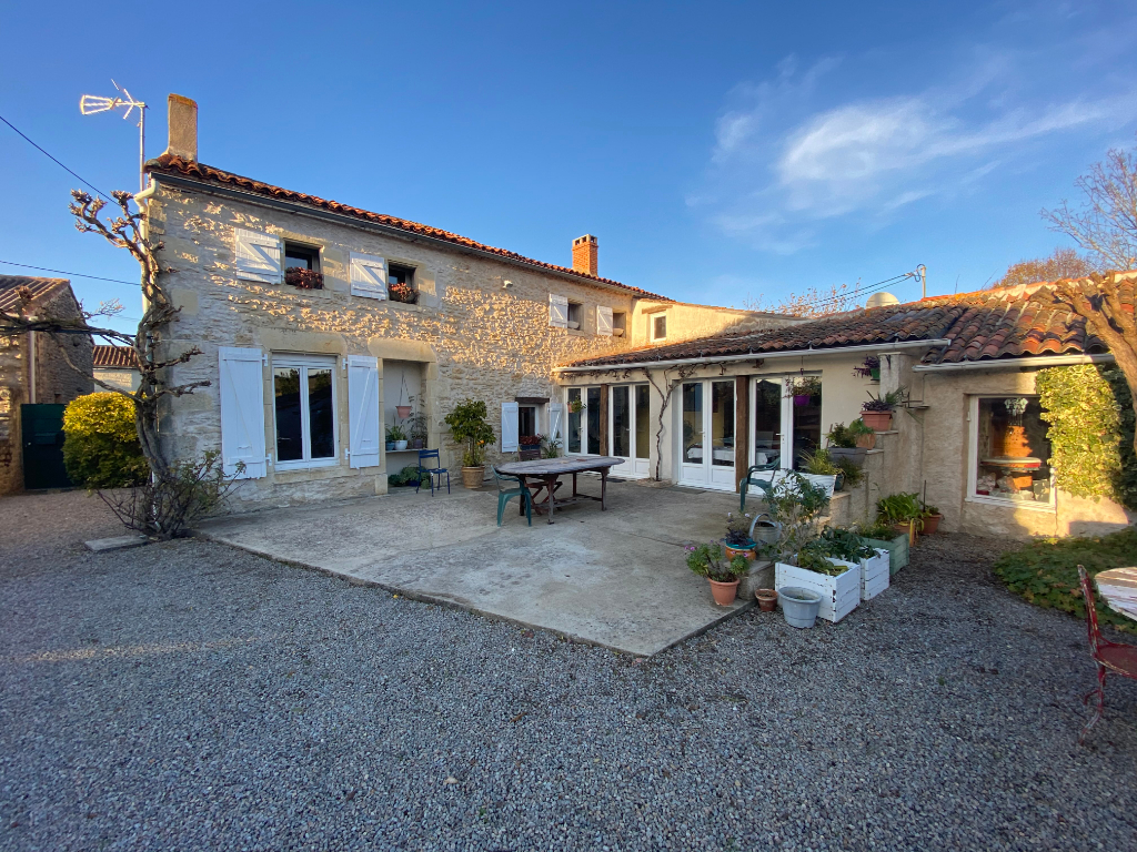 COUP DE COEUR A 5 MINUTES DE THENEZAY MAISON DE CAMPAGNE EN PIERRES DE 156 M2 4 CHAMBRES ET UN BUREAU SUR ENVIRON 2600 M2 DE JARDIN CLOS ET ARBORE. COUP DE COEUR A 5 MINUTES DE THENEZAY MAISON DE CAMPAGNE EN PIERRES DE 156 M2 4 CHAMBRES ET UN BUREAU SUR ENVIRON 2600 M2 DE JARDIN CLOS ET ARBORE.
