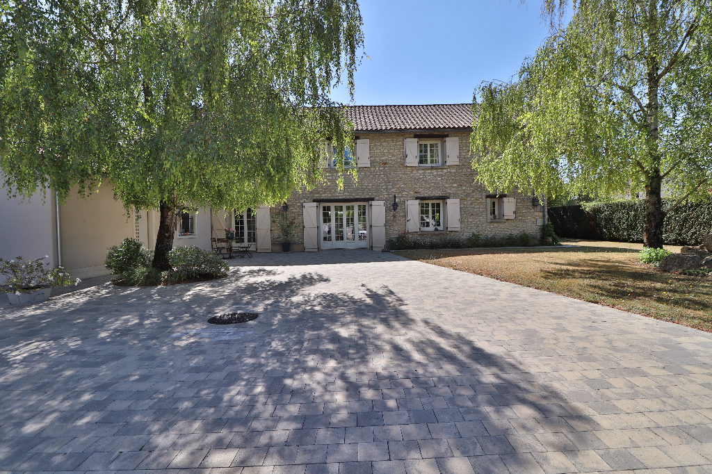 PROCHE NEUVILLE DE POITOU - A 4 MINUTES - MAGNIFIQUE MAISON EN PIERRES DE 188 M² - GRANDS VOLUMES - 3 CHAMBRES ET 2016 M2 DE TERRAIN PROCHE NEUVILLE DE POITOU - A 4 MINUTES - MAGNIFIQUE MAISON EN PIERRES DE 188 M² - GRANDS VOLUMES - 3 CHAMBRES ET 2016 M2 DE TERRAIN