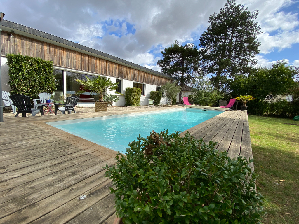 VIVONNE MAGNIFIQUE PLAIN-PIED DE 4 CHAMBRES ET 180 M2 EN PIERRES DE 1957 AVEC PISCINE RENOVE EN STYLE CONTEMPORAIN VIVONNE MAGNIFIQUE PLAIN-PIED DE 4 CHAMBRES ET 180 M2 EN PIERRES DE 1957 AVEC PISCINE RENOVE EN STYLE CONTEMPORAIN