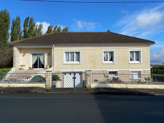 LENCLOITRE MAISON FAMILIALE D'ENVIRON 182 M2 COMPRENANT 4 CHAMBRES SUR ENVIRON 3100 M2 DE TERRAIN LENCLOITRE MAISON FAMILIALE D'ENVIRON 182 M2 COMPRENANT 4 CHAMBRES SUR ENVIRON 3100 M2 DE TERRAIN