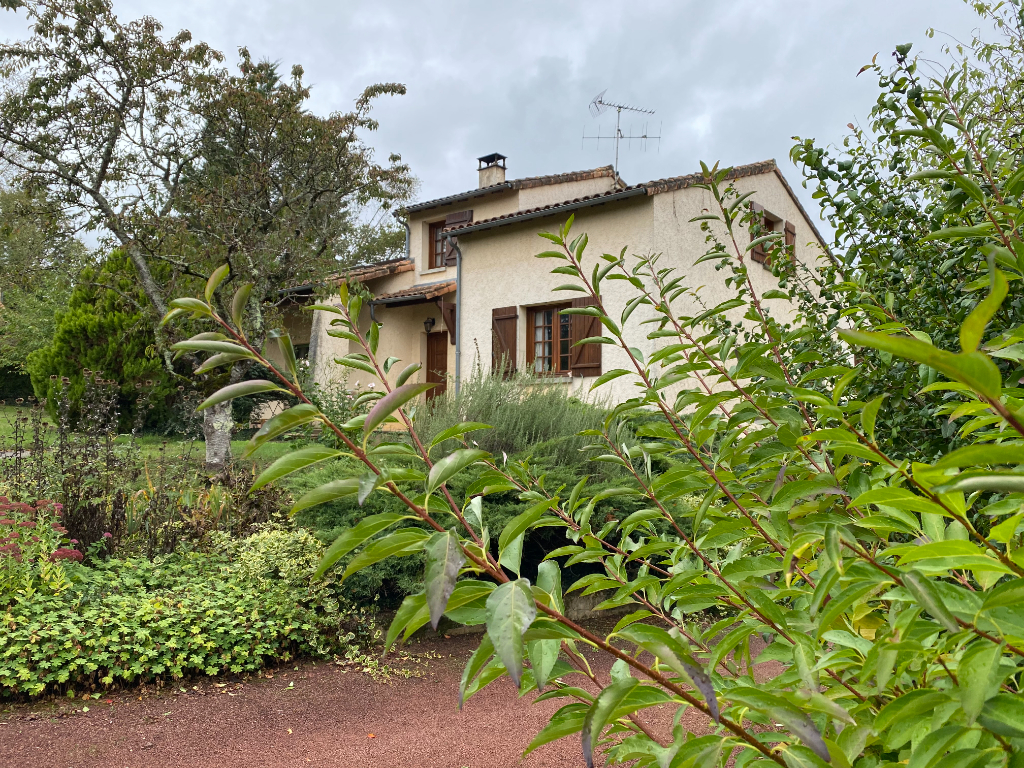 SAINT-BENOIT MAGNIFIQUE MAISON DE 220 M2 HABITABLES ET 5 CHAMBRES SUR UN TRES BEAU TERRAIN DE 2269 M2 DANS UN CADRE UNIQUE SAINT-BENOIT MAGNIFIQUE MAISON DE 220 M2 HABITABLES ET 5 CHAMBRES SUR UN TRES BEAU TERRAIN DE 2269 M2 DANS UN CADRE UNIQUE