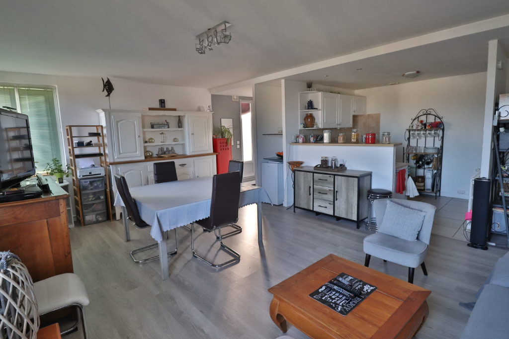 POITIERS QUARTIER RECHERCHE - GRAND T3 - TERRASSE DE 44m² - 5 min DU CENTRE- VILLE POITIERS QUARTIER RECHERCHE - GRAND T3 - TERRASSE DE 44m² - 5 min DU CENTRE- VILLE