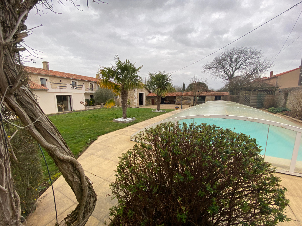 PROCHE VOUILLE SUPERBE MAISON EN PIERRES DE 272 M2 ENVIRON SUR UN TERRAIN DE 2200 M2 CLOS ET ARBORE PROCHE VOUILLE SUPERBE MAISON EN PIERRES DE 272 M2 ENVIRON SUR UN TERRAIN DE 2200 M2 CLOS ET ARBORE