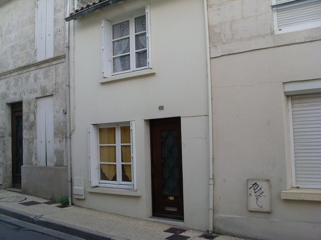 Saintes (17) rive gauche - maison de ville Saintes (17) rive gauche - maison de ville