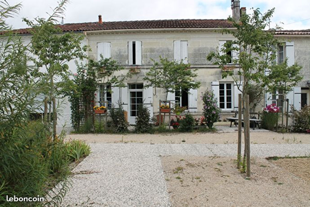 Maison charentaise aux Gonds (17) Maison charentaise aux Gonds (17)
