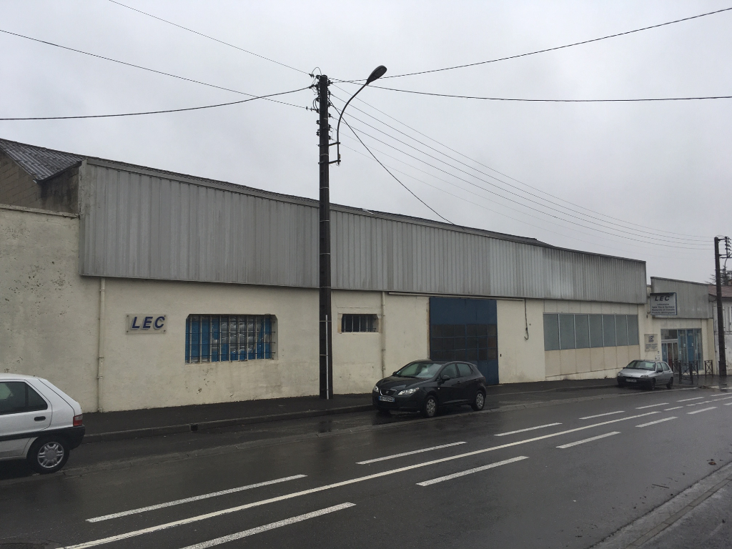 Bâtiment commercial de 800 m2 à Cognac (16) Bâtiment commercial de 800 m2 à Cognac (16)