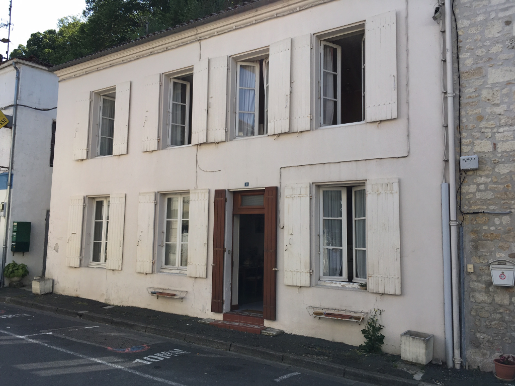 Maison de bourg à Taillebourg (17) Maison de bourg à Taillebourg (17)