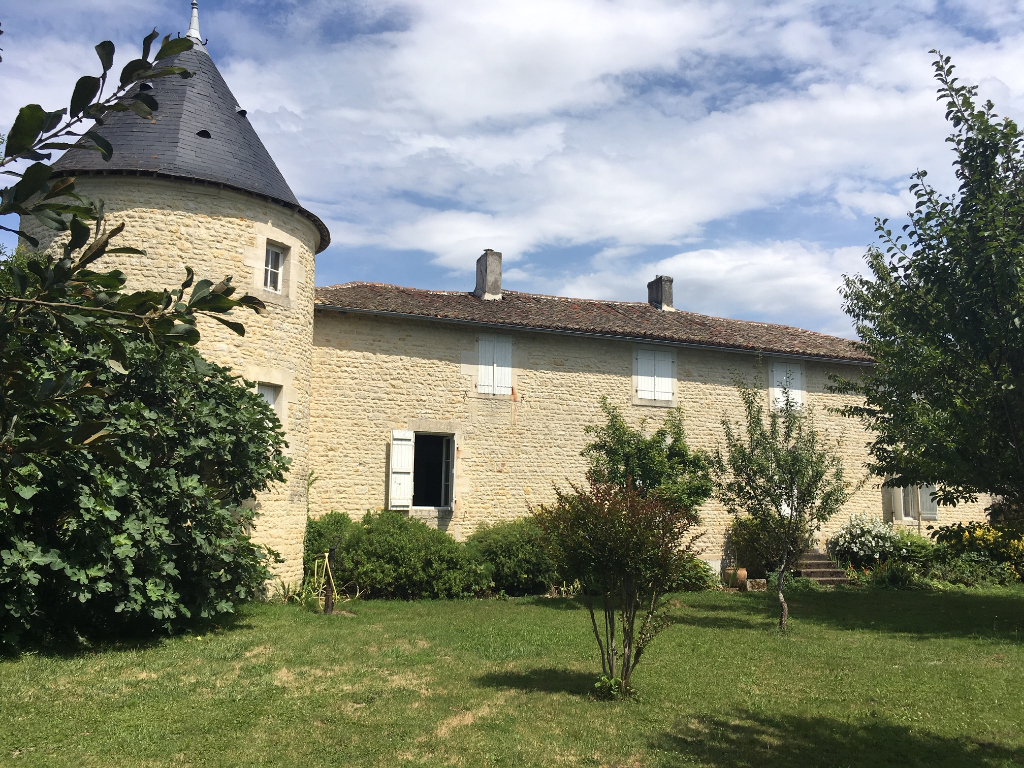 Demeure de prestige dans la région de Niort (79) Demeure de prestige dans la région de Niort (79)