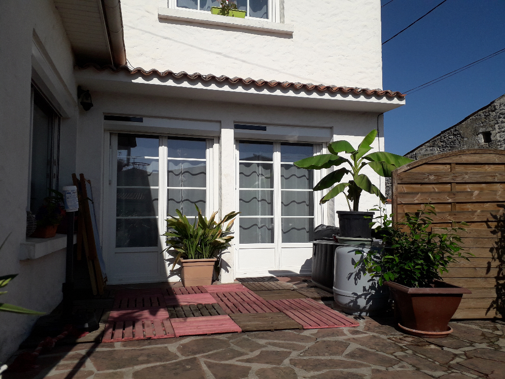 Maison aux portes de Saintes (17) Maison aux portes de Saintes (17)