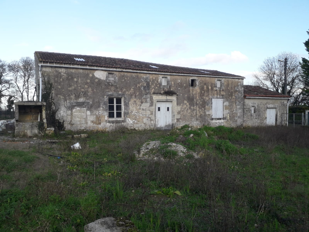 Maison charentaise à rénover à Port d'Envaux (17) Maison charentaise à rénover à Port d'Envaux (17)