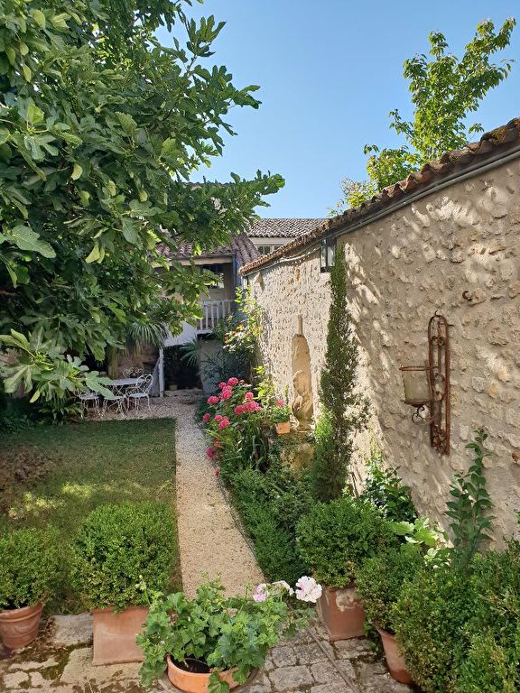 Maison de pierre à Saintes (17) rive gauche Maison de pierre à Saintes (17) rive gauche