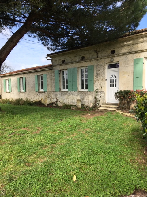 Maison charentaise proche de Gemozac (17) avec gîte et piscine Maison charentaise proche de Gemozac (17) avec gîte et piscine
