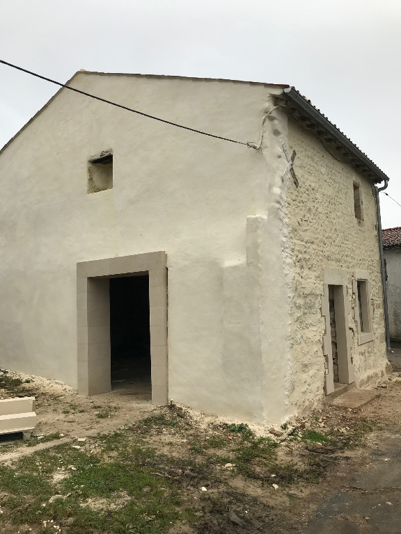 Maison à rénover à Ecurat (17) Maison à rénover à Ecurat (17)
