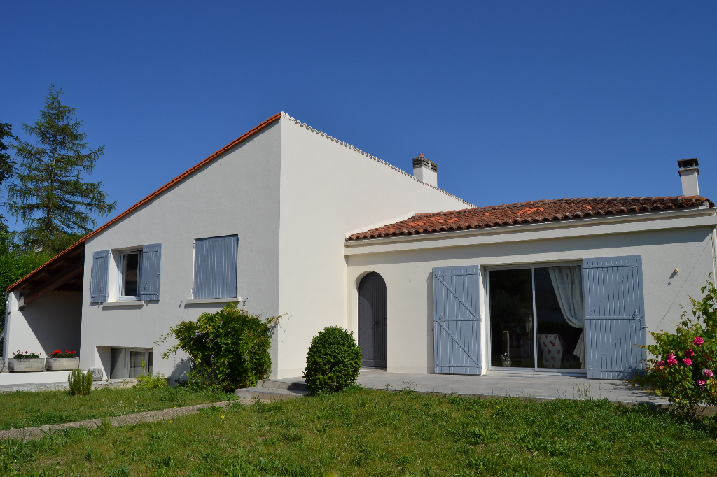 Maison avec piscine à Saintes (17) rive gauche Maison avec piscine à Saintes (17) rive gauche