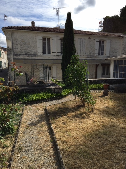 Maison de ville en pierre - Taillebourg (17) Maison de ville en pierre - Taillebourg (17)