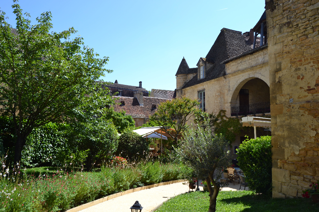 Très bel immeuble avec activité de restauration au coeur de la Dordogne (24) Très bel immeuble avec activité de restauration au coeur de la Dordogne (24)