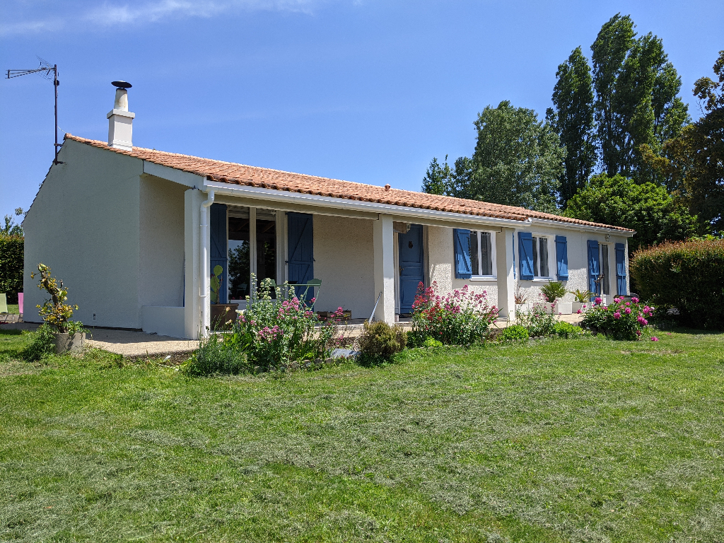 Maison de plain pied à Bussac Sur Charente (17) Maison de plain pied à Bussac Sur Charente (17)