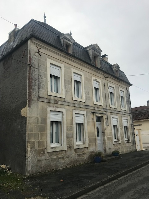 Maison de Maître dans un bourg à 12 km de Saintes (17) Maison de Maître dans un bourg à 12 km de Saintes (17)