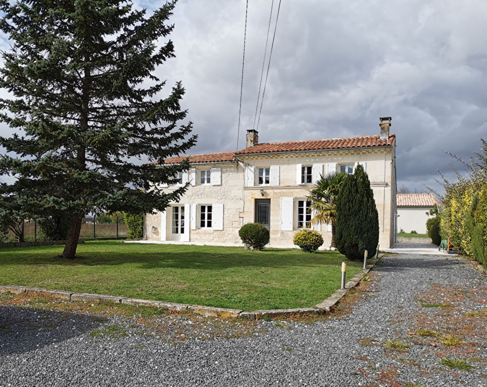 EXCLUSIVITE- Maison charentaise à Les Gonds (17) EXCLUSIVITE- Maison charentaise à Les Gonds (17)