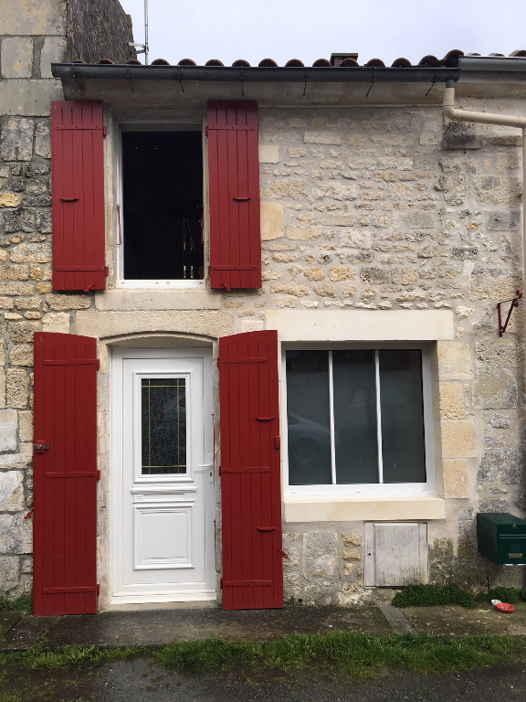 Jolie maison de bourg rénovée à Crazannes (17) Jolie maison de bourg rénovée à Crazannes (17)