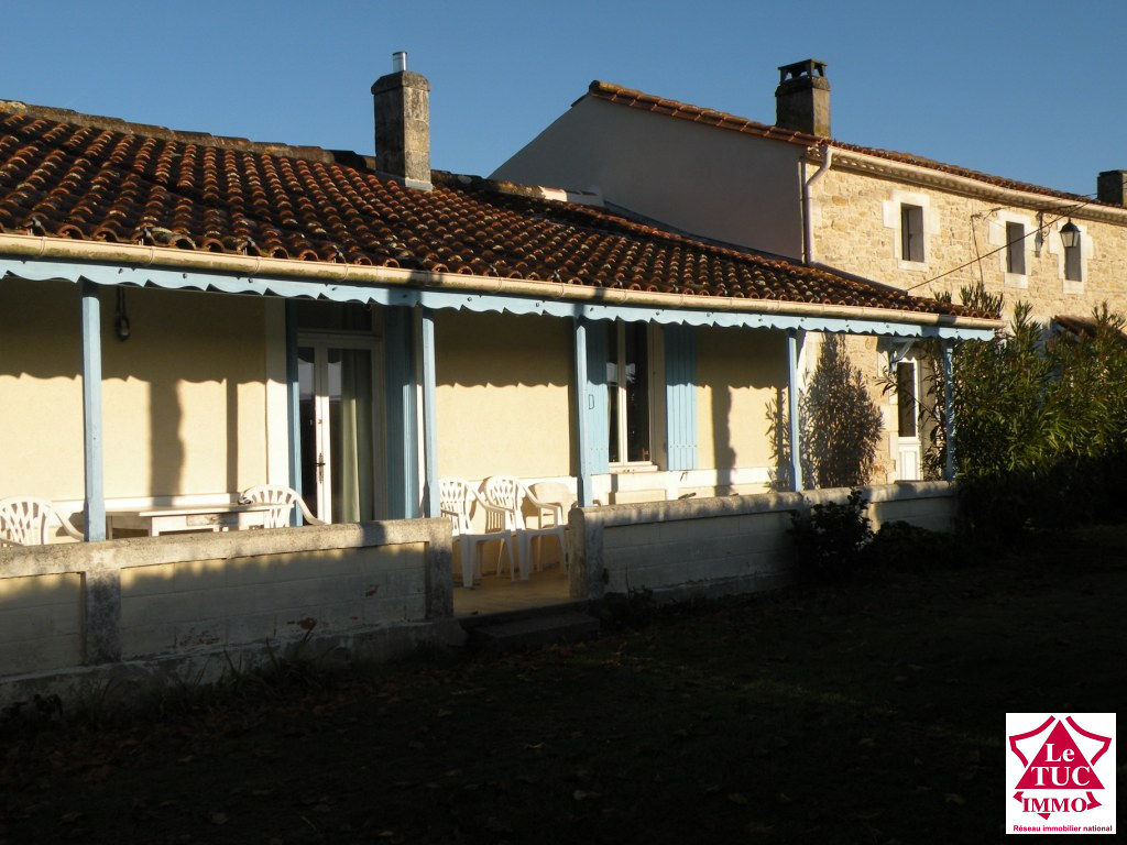 ST CAPRAIS DE BLAYE Maison en pierres 300 m² sur 7800 m² ST CAPRAIS DE BLAYE Maison en pierres 300 m² sur 7800 m²