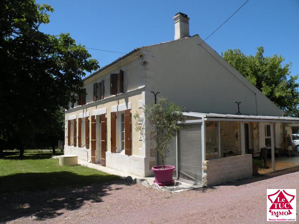 PROCHE ST CAPRAIS DE BLAYE Maison 160 m² sur 3 200 m² PROCHE ST CAPRAIS DE BLAYE Maison 160 m² sur 3 200 m²