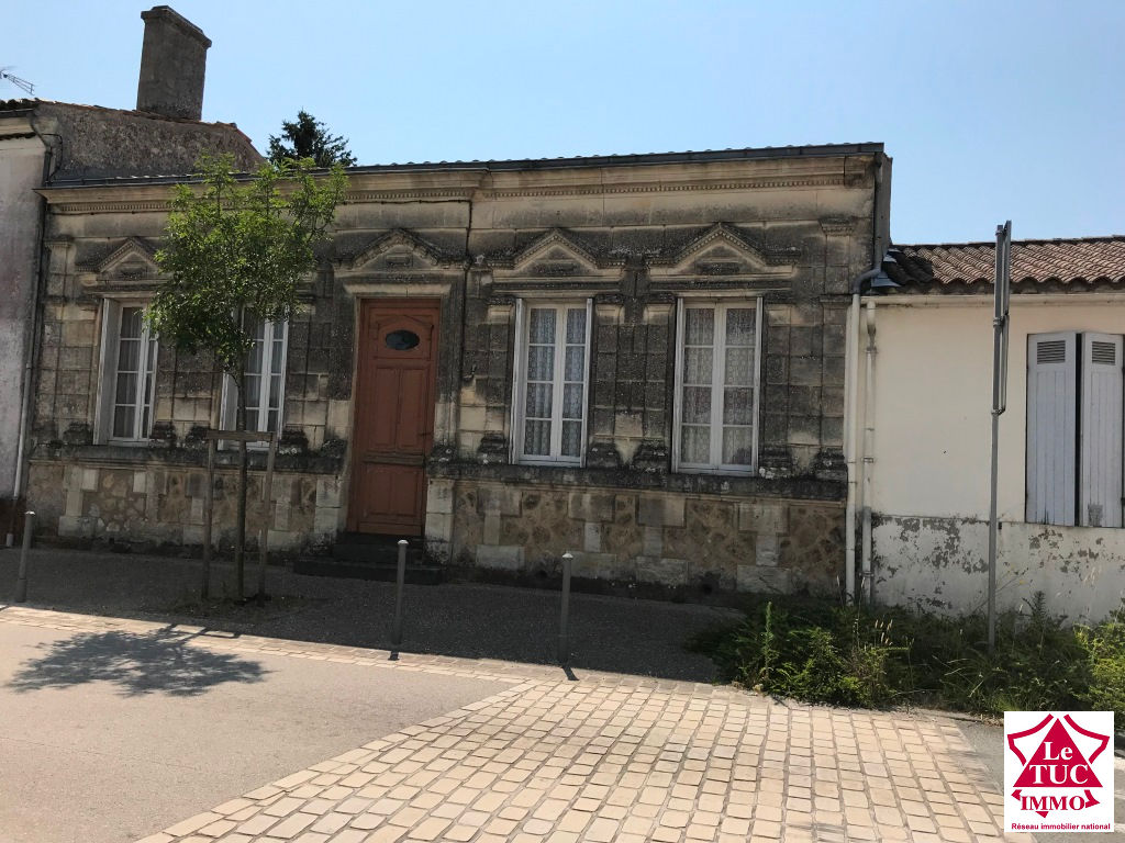 REIGNAC Maison de bourg 180 m² sur 3 300 m² REIGNAC Maison de bourg 180 m² sur 3 300 m²
