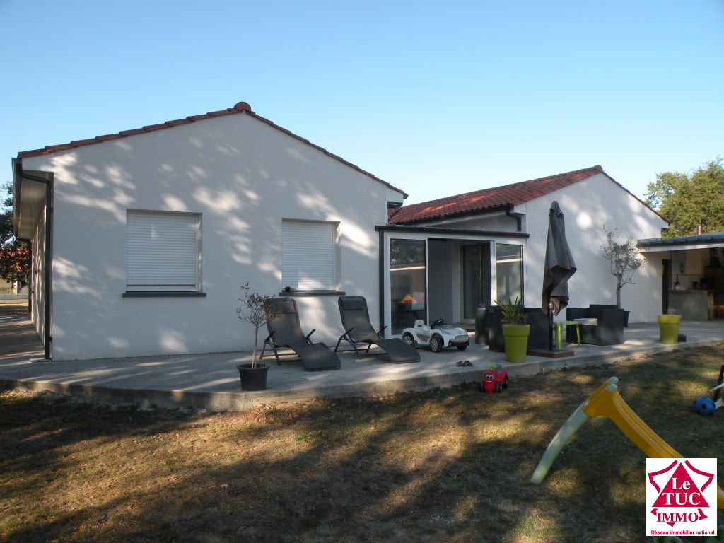 MONTENDRE Maison plain pied 165 m² sur 3 120 m² MONTENDRE Maison plain pied 165 m² sur 3 120 m²