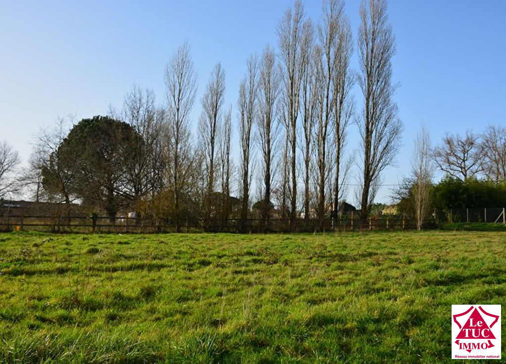 CAMPUGNAN Terrain constructible d'environ 1 100 m² CAMPUGNAN Terrain constructible d'environ 1 100 m²