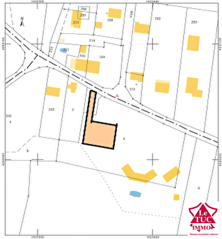 REIGNAC TERRAIN A BATIR DE 698 M² REIGNAC TERRAIN A BATIR DE 698 M²