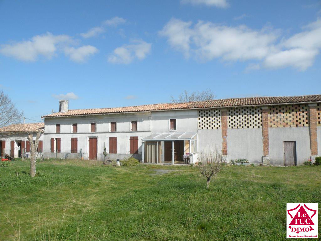 REIGNAC Maison 85 m² et maison louée 90 m² sur 65 565 m² REIGNAC Maison 85 m² et maison louée 90 m² sur 65 565 m²